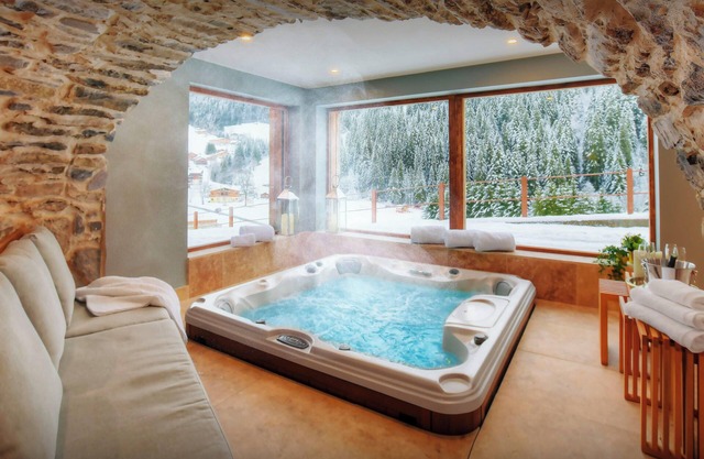 Chalet Goville - base ski familial pour 15, jacuzzi et sauna - OVO Network