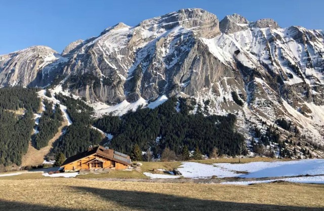 Chalet 'Grand - Coeur De La Montagne' avec vue sur les montagnes, terrasse privée et Wi-Fi