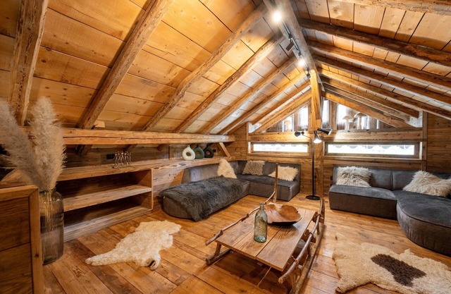 Chalet 'Grand Cru 14 Pers' avec vue sur la montagne, terrasse privée et Wi-Fi