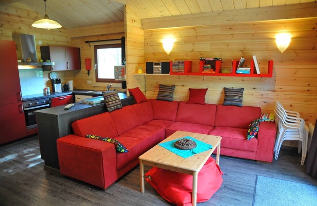 Chalet moderne en bois avec poêle à bois, en forêt