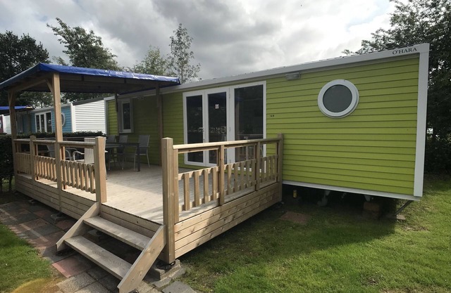 Chalet coloré avec véranda, situé en Frise