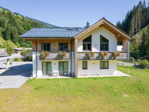 Chalet in Saalbach near Ski Lift and Sauna