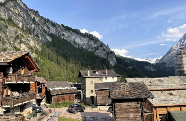 Chalet à la montagne, intérieur en bois, chaleureux, avec une belle vue