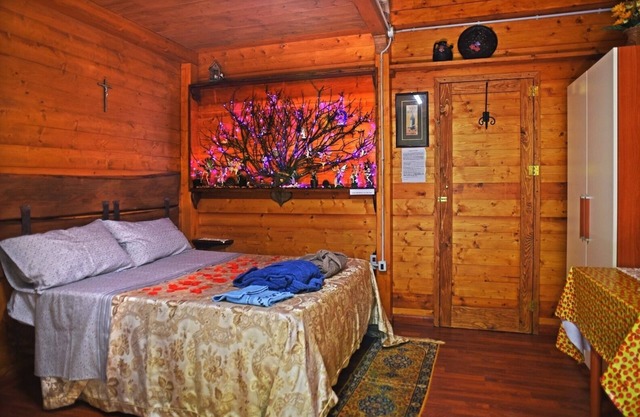 Chalet dans le bois de 16 m² + services, immergé dans la verdure du domaine Bocchineri.