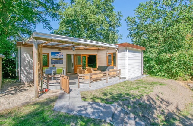 Chalet dans les bois avec véranda et sauna