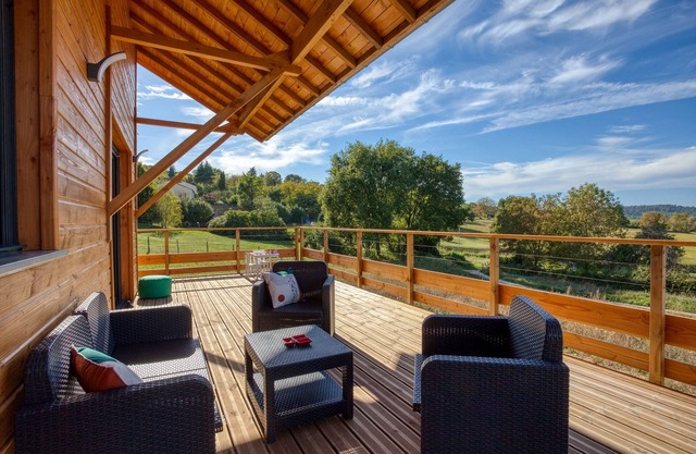 Le Chalet Kozy en Périgord Noir, confort et zénitude à l'ombre des grands arbres