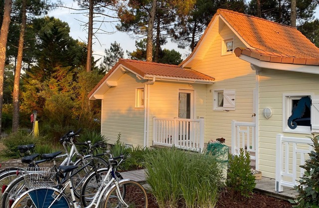 Chalet Colibri, centre naturiste La Jenny, directement sur l'Atlantique