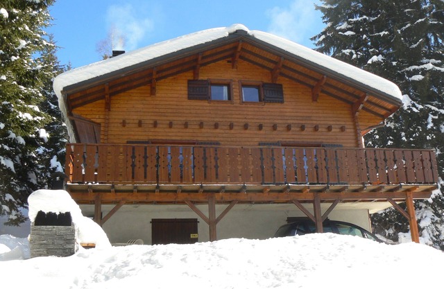 Chalet avec vue sur les Alpes, 4 chambres, idéal pour les vacances.