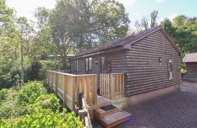 CHALET LOG CABIN L2, pet friendly, with a garden in Combe Martin
