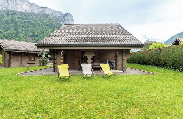 Chalet 'Mitoyen 4 Personnes' avec vue sur les montagnes, terrasse privée et Wi-Fi