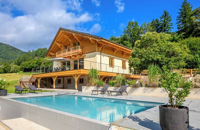CHALET Neuf 10 personnes avec spa et piscine chauffée en pleine nature.