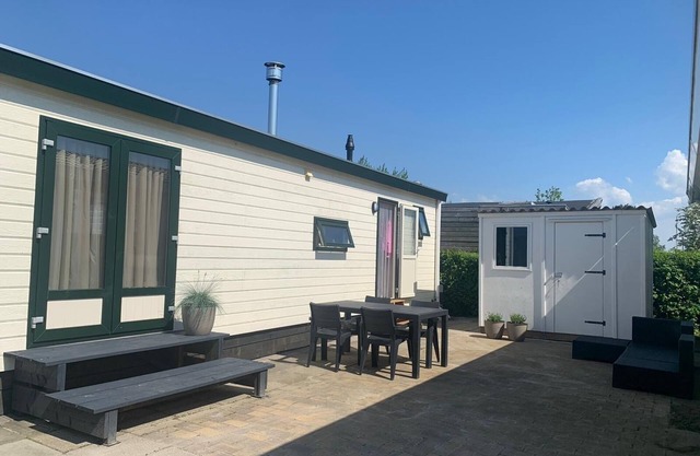 Chalet nabij het water in Langweer