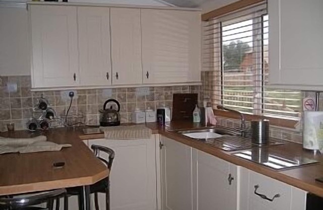 Chalet sur petit site paisible avec piscine extérieure chauffée commune.