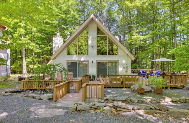 NEW! Chalet on the Green: Cozy Lake Ariel Retreat!