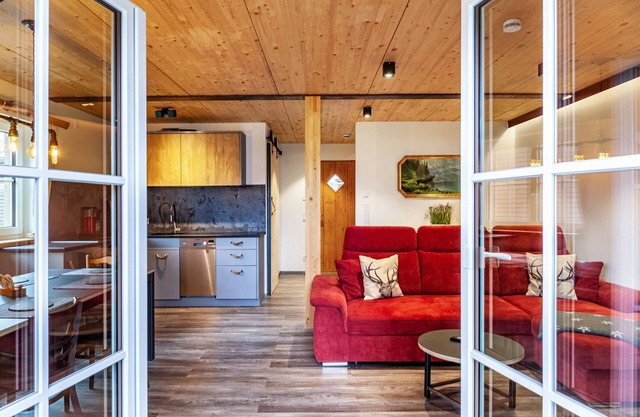 Chalet Rauschn avec vue sur les montagnes avec bain à remous, sauna partagé, terrasse, balcon.