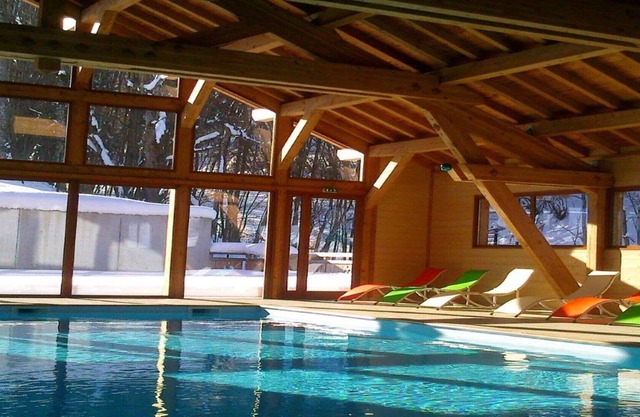Chalet, charme savoyard dans cadre préservé, piscine chauffée, idéal famille