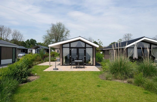 Chalet situé au bord de l'eau avec terrasse