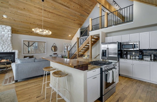 Chalet Ski Retreat w/Scenic Views/Hot Tub/Arcade!