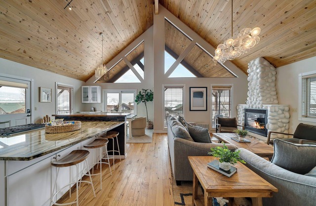 Chalet Ski Retreat w/Scenic Views/Private hot tub