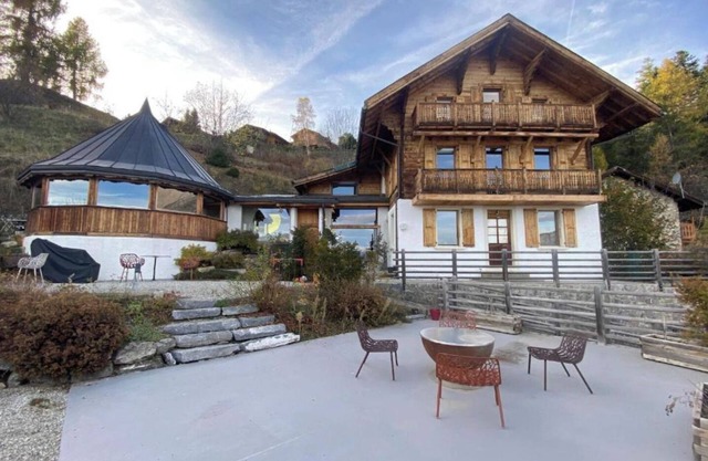 Chalet 12 personnes - vue exceptionnelle - proche des pistes et bains thermaux