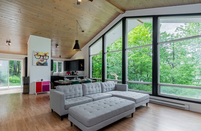 Chalet, swim spa, billiards and fireplaces at Lac Sept-Îles