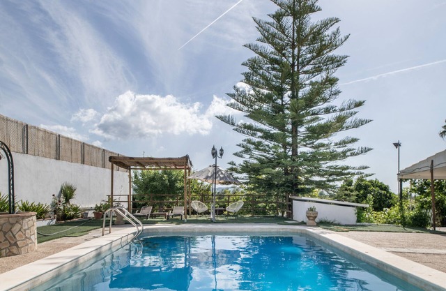 Chalet 'Villa Rosario' avec vue sur les montagnes, piscine et Wi-Fi.