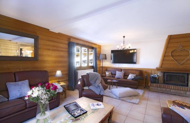 Chalet, wifi, 150m de los comercios, 2.o piso, terraza, balcón, chimenea o estufa a leña, parking