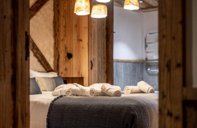 Chalet, wifi, vue montagne, sauna, terrasse, balcon, cheminée ou poêle à bois, parking, télévision