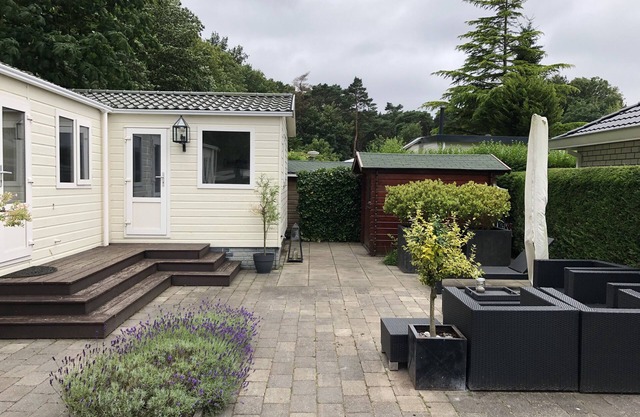 Chalet with garden in The Hague / Wassenaar in a well-kept campsite