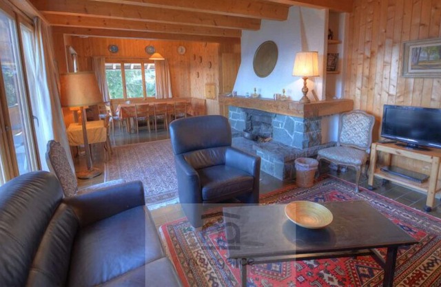 Chalet comprenant :Rez : 1 chambre avec 1 lit étage + lavabo, 2 chambres avec 1 lit à étage chacun