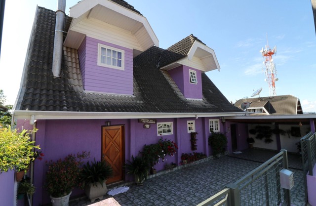 Chalet avec vue panoramique sur la ville, hébergement jusqu'à 10 personnes, minimum 2 nuits