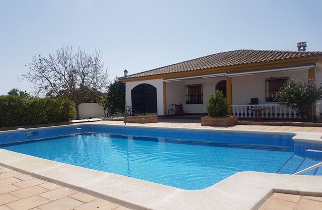 CHALET AVEC PISCINE MONTEMAYOR