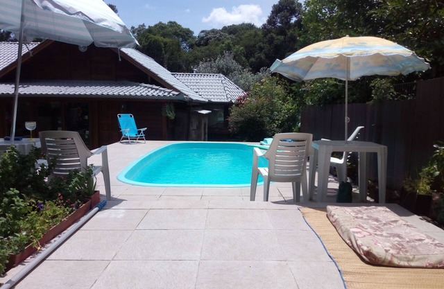 CHALET AVEC PISCINE EN PELOUSE, SECTEUR CENTRAL, 3 CHAMBRES, CHEMINÉE, CHAUFFAGE.