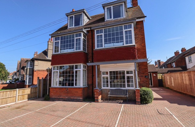 CHALFONT LODGE, pet friendly, character holiday cottage in Skegness