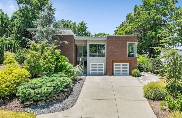 Chamblee's Modern Ultra Custom-built home