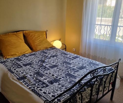 Chambre à l'étage , salle de bains au rez de chaussée