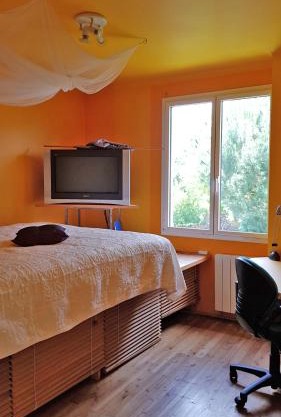 Chambre, avec accès à la cuisine, et au jardin calme