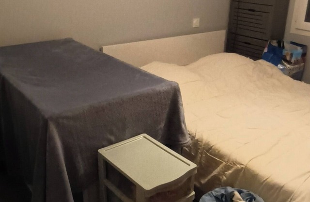 Chambre avec lit 2 personnes, lit, chaise haute et baignoire bébé fournis