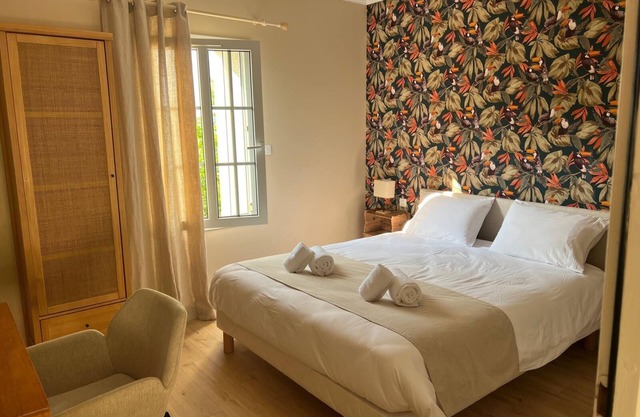 Chambre d'hôtes à Laplume dans un domaine avec grande piscine proche d'Agen