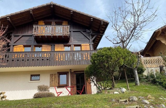 Chambre d'hôte overlooking the Grand Massif in a mountain chalet 900m above sea level