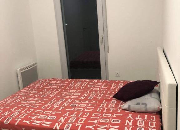 Chambre dans un appartement neuf centre-ville chez l'habitant