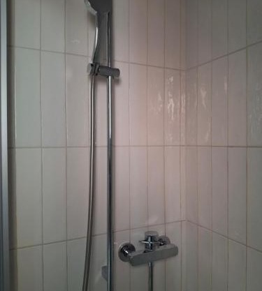 Chambre indépendante à louer avec lit double, WC et salle de bain privatifs