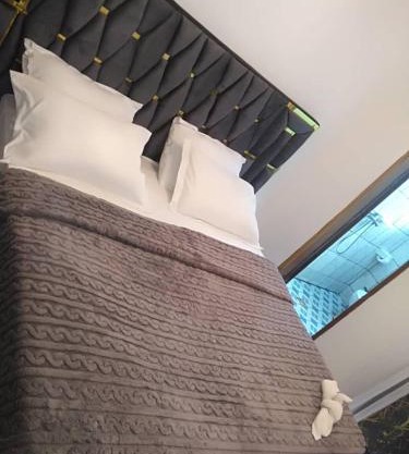 chambre meublée Douala Cameroun, bonapriso, eau chaude, wifi haut débit, clim, gardien