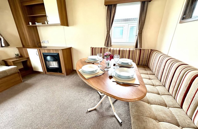 CHAMKI LODGE, pet friendly, with pool in Whitley Bay