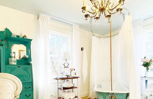 Chandelier Farmhouse King Bed Clawfoot Tub HelenGA
