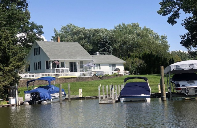 CHANNELSIDE COTTAGE! Amazing views of Muskegon Lake & 10 mts from Lake Michigan!