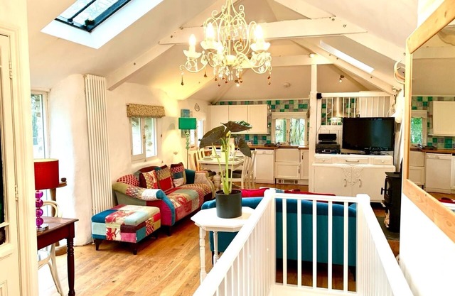 Chapel Barn, near Camel Trail, Bodmin - sleeps 4 guests+parking+doggie