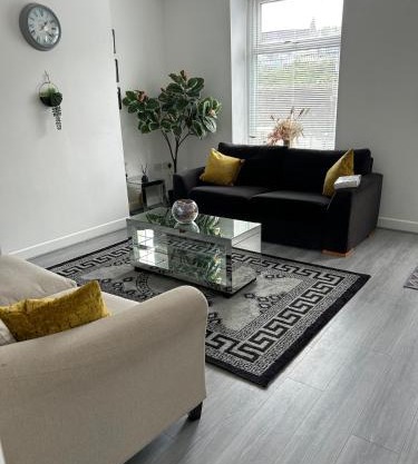 Chapel house-M65- Hospital- parking-shops-food