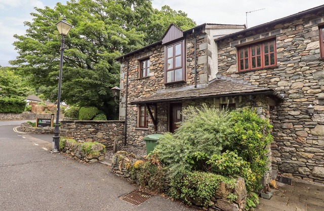 CHAPELSIDE COTTAGE, family friendly, with a garden in Ambleside