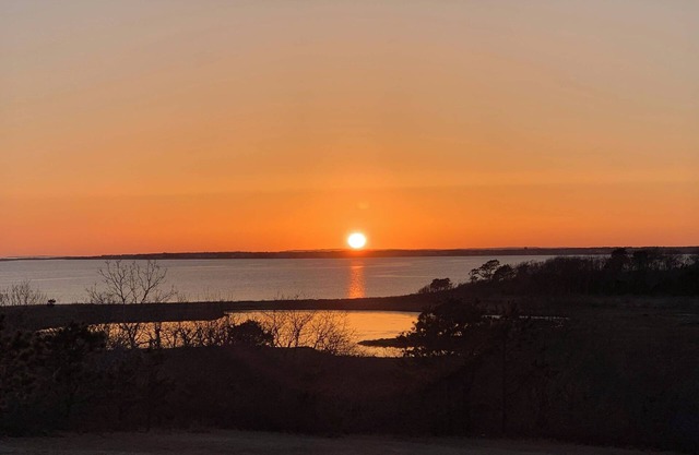 Chappaquiddick Getaway with stunning Ocean Views, walk to the beach